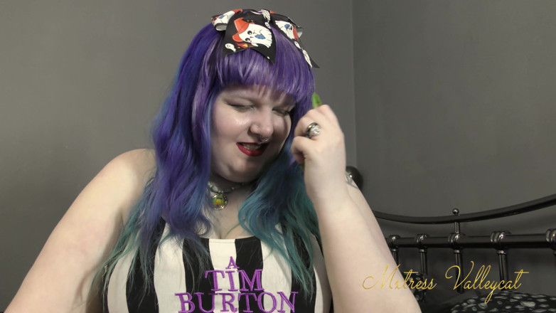 Mxtress Valleycat: Spooky nail worship