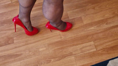 Milosbroz: Kırmızı topuklu ayakkabılarla yürüyor