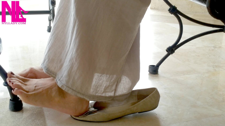 Nyllady: Cewek ini lagi asik mainin sepatu balet di barefoot