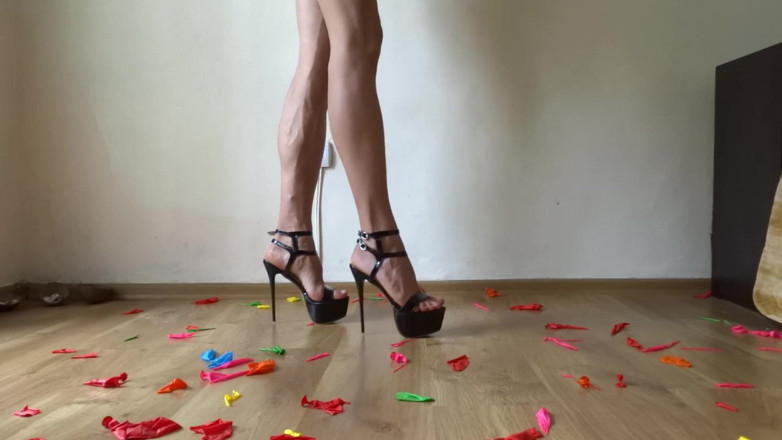 Monica Crush: ハイヒールのサンダルで割れる風船