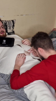 Medvědi si navzájem sají ptáky v pyžamu