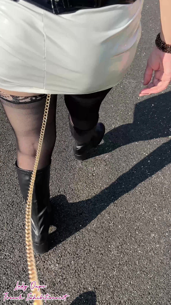 Lady Oups: Spaziergang Im Freien in Einem Latexkleid Mit Einem Analplug Und...