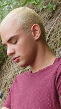 Glatter twink bekommt seinen dicken arsch auf einem boot ge rockt
