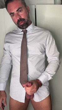 Me Masturbo En Traje
