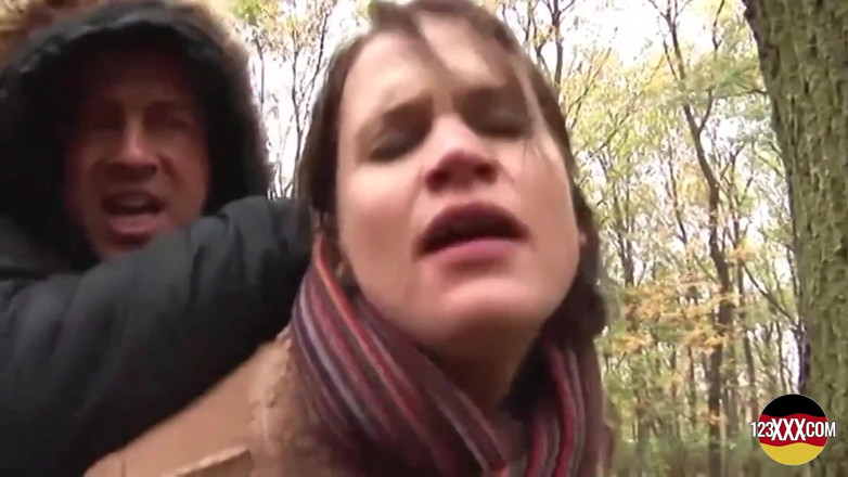 123XXX - Fucked Amateurs in Germany!: Glimlachende brunette geneukt in een park