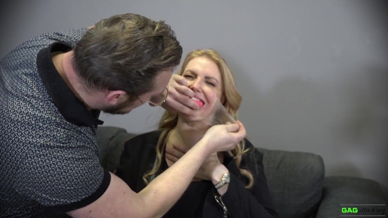 Gag Attack: Міла - розмова через тегадерм стрічкові кляпи