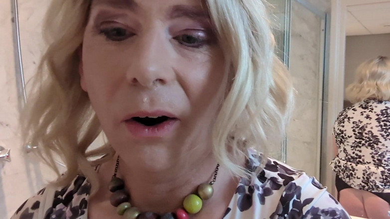 NikkiGee: Un consolador grueso en mi culo apretado