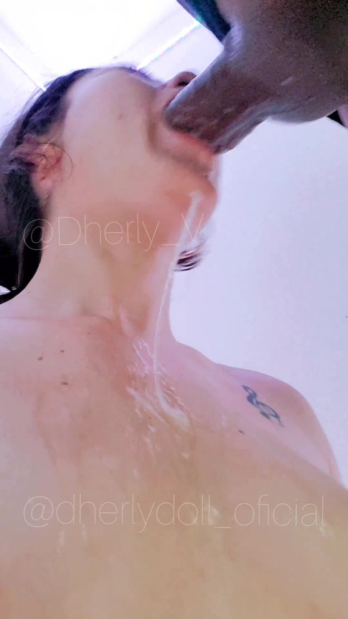 DherlyDoll: 深喉和邋遢的 Facefuck