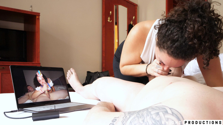 KnightProductions: Betty buttplug oral seks kendini sakso çekerken izliyor
