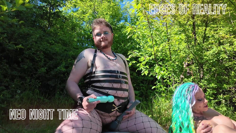 Neo Night Time: Trans kille och porrstjärna trädgård kul