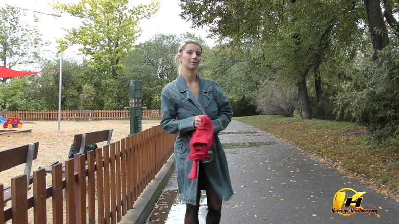 Katerina Hartlova: Katerina Hartlova khỏa thân ngoài trời
