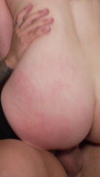 Fast fast Hoa MILF ansluter sig till Neighborhood Hottie