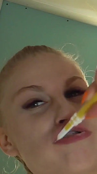 Dentifrice crache en POV !