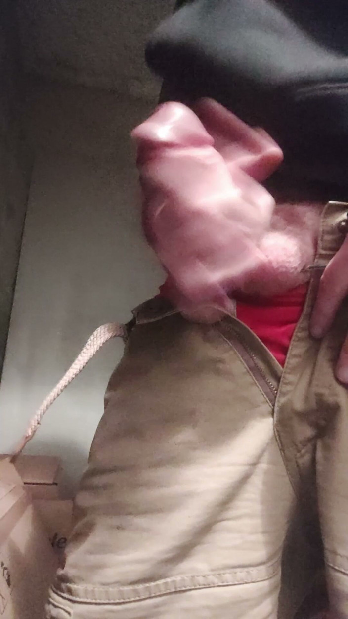Sylvanus44: Handjob in de kelder van het gebouw