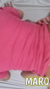 Futai în trei în motel. Tânăra are parte de spermă pe toată fața