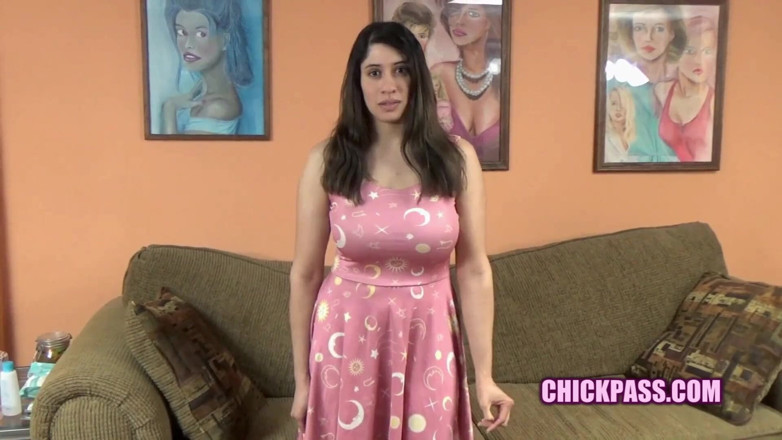 ChickPass Amateurs: Nicole Paris опускается на член Logan