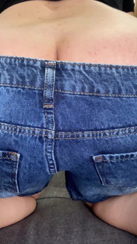 Scoreggia culo in jeans corti schizza dritto sul tuo viso