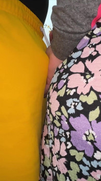 Mulher Rabuda Acidentalmente Toca No Pau De Um Estranho E É Excitada