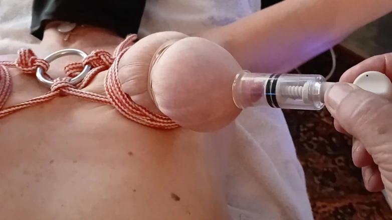 Gussfuss: The Year in Bondage 005