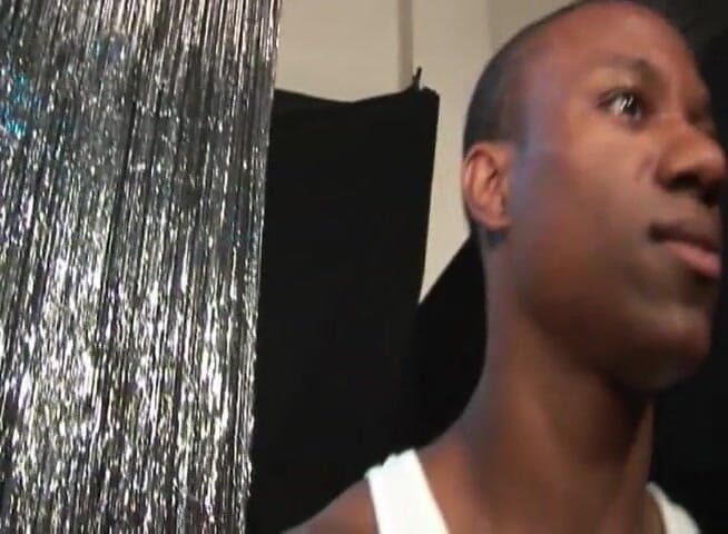 VOP Ebony Babes: Une black aux petits seins se fait baiser par une...