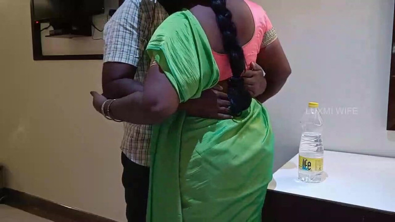 Luxmi Wife: Madrasta do amigo fodendo em saree verde com legendas -1