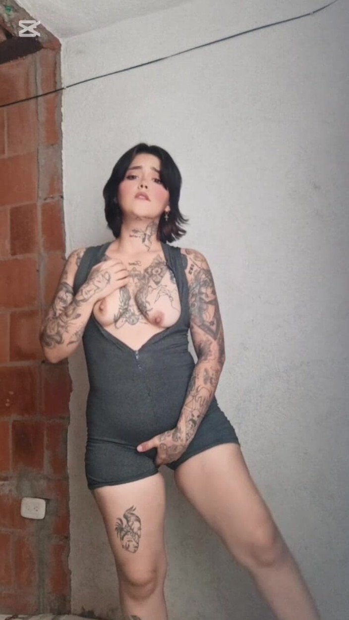 Dalyla: Nghệ nhân móc gợi cảm chạm vào vú của cô ấy