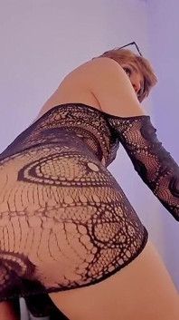 Sexy roztomilý femboy Ken zkoumá svůj tlustý zadek pomocí hraček