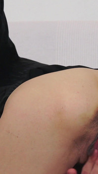 Lồn của người phụ nữ mảnh mai banh rộng, banh và há hốc mồm