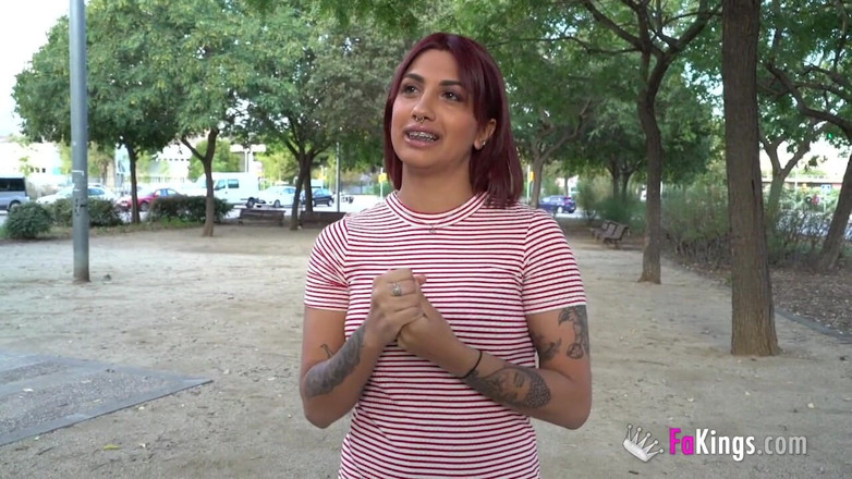 FAKings: Chce víc a víc! Valeria se topí šukáním svého prvního starého...