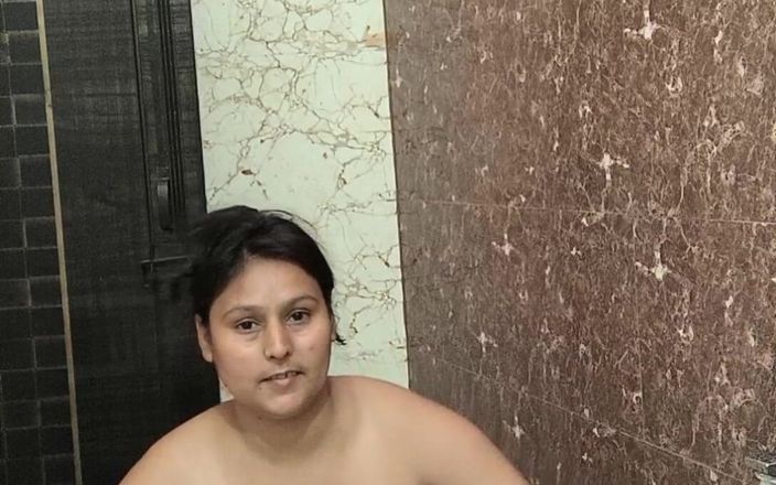 Puja ki jawani: Puja bhabhi lavando su cuerpo con curvas