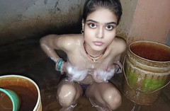 RAKP355: India tomando una ducha