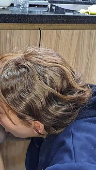 ヘルマンサトラがキッチンで彼女にセックスを求めている