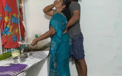 Tia estava limpando os pratos na cozinha usando um saree e eu fui atrás dela e amarrei ela e fiz sexo com ela