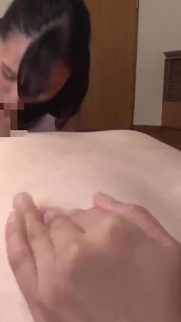 Raptor Inc: Entrambe le mani sono bloccate sulle sue cosce paffuta. Lo...