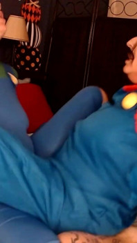 Lesbian Cosplay Mario dan Luigi bergunci