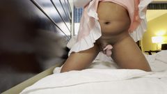 SissyHousewife: La sissy vergine ha orgasmi multipli nel suo primo cazzo...