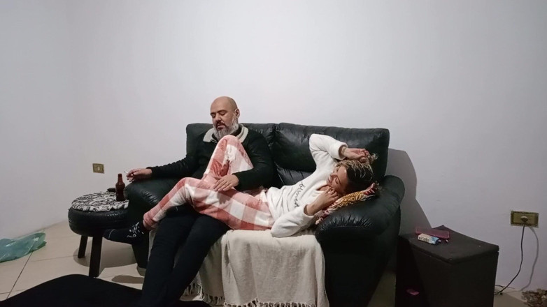 Gabi SweetCouplesStories: Il patrigno torna a casa e trova la figliastra sul...