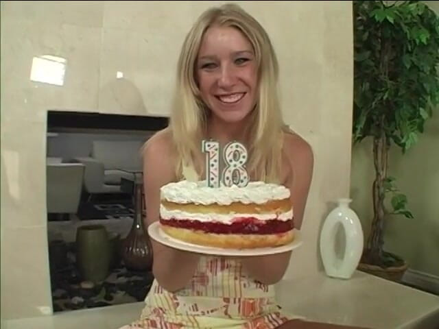 Euro Babes: Awek blonde sempurna menelan air mani selepas kongkek dubur panas