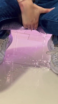 Bagno i miei jeans davanti al mio fidanzato
