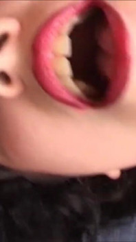 Velká kráska v síťovaných silonkách chce masturbovat se svou chlupatou kundičkou