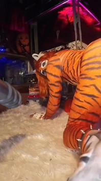 Девушка-жопа против огромных анальных дилдо, косплей Tigra, часть 1