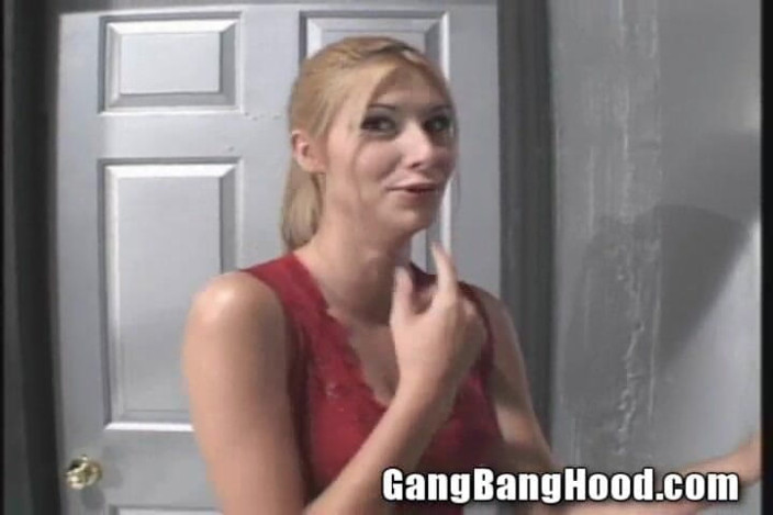 Gang Bang Hood: Gim ho white jalang putih dengan batang hitam besar kongkek...