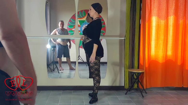 Strange stepfamily: Fessée le cul d'une ballerine. Punir un mauvais danseur (Regina Noir)....