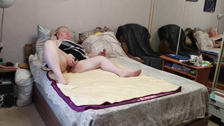 Zona901: Üvey anne seks oyuncaklarıyla etli amını sikiyor