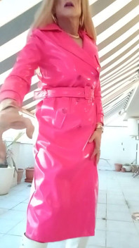 Blond ensam utomhus