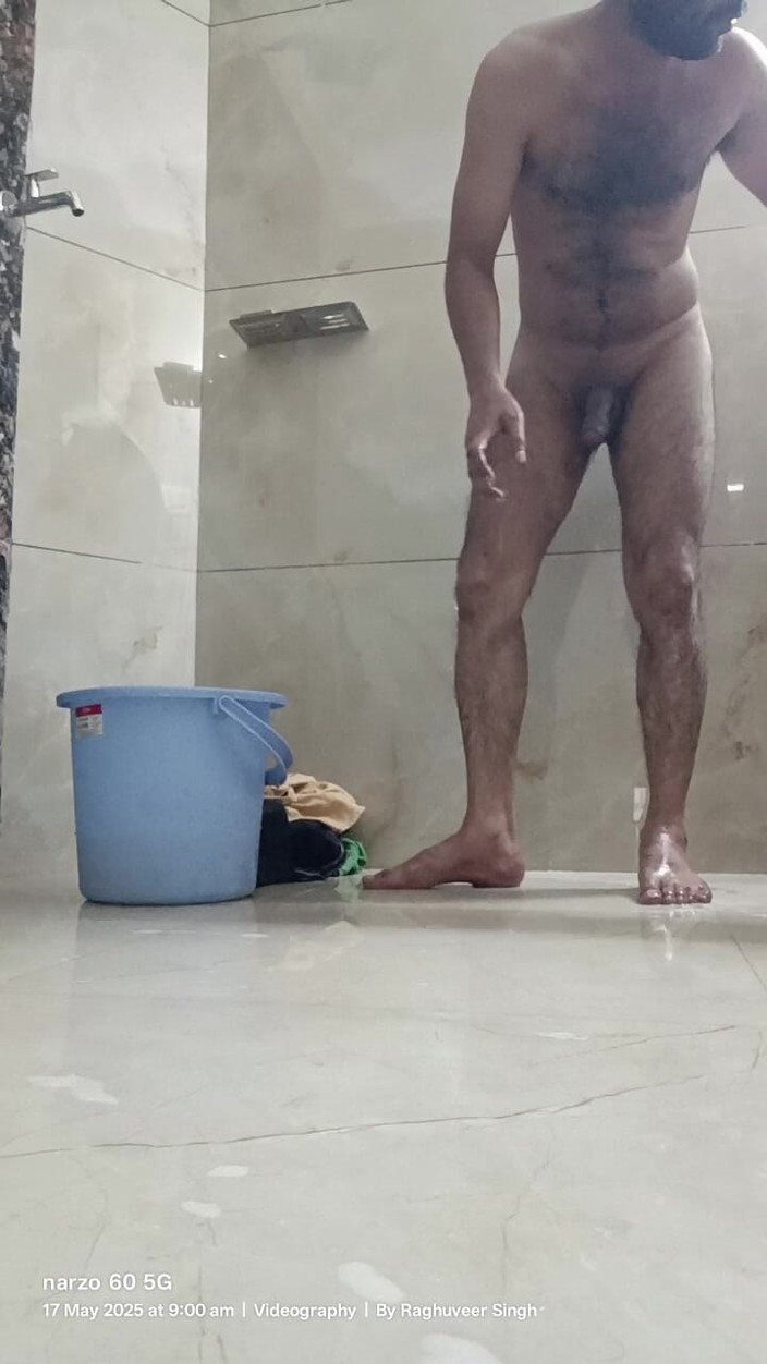 Rajasthani-old-lover: Индийский папочка принимает душ и мастурбирует