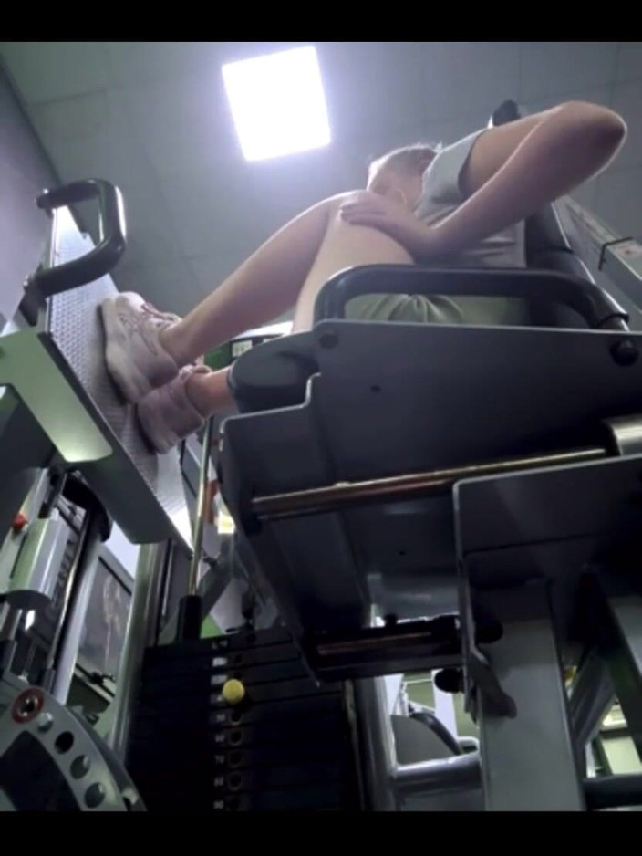 JuiceLussie: Spor salonu mastürbasyonu: Fit spor salonundaki azgın güzellik amına masaj...