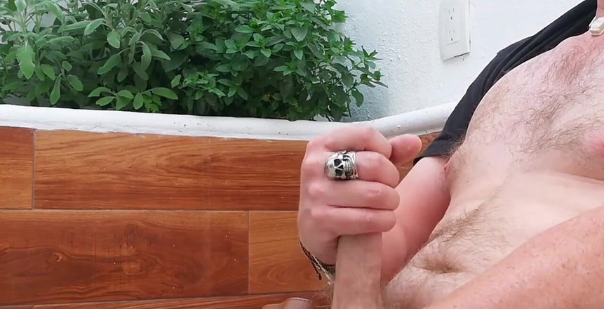 Dirty Talking Guy: Açık havada mastürbasyon yapıyor.