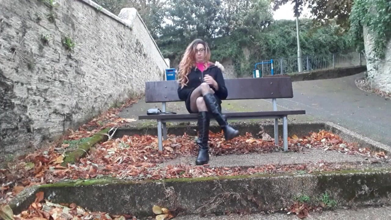 The Midnight Minx: Crossdresser ao ar livre se mostrando e masturbando