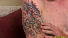 Cruiser Boys: Meat head wichst auf dem rücken und squirtet spermasamen!